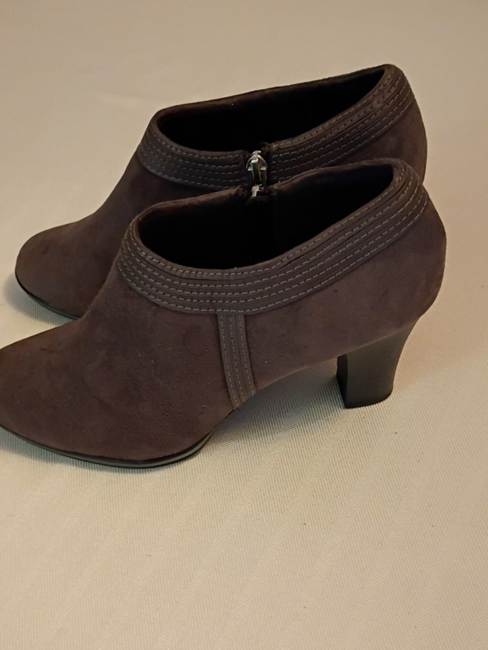 Clarks Bendable Bootie 8.5